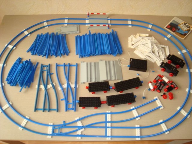 LEGO trains 4 .5V - assorted - very large mixed lot of parts for Lego 4.5 V trains: A lot of tracks, switches, crossings, train bases, etc, etc.