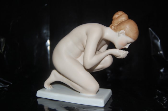 Rosenthal - Art Deco porcelain figurine 'The drinking model' - 752 by Ernst Wenck