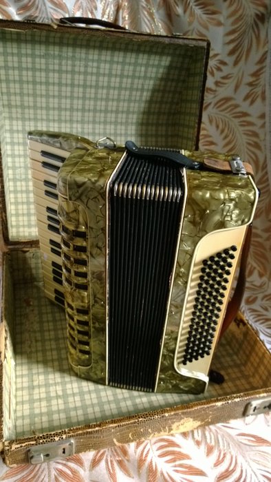 Old Hugo Stark Klingenthal accordion, 80 basses, for restoration