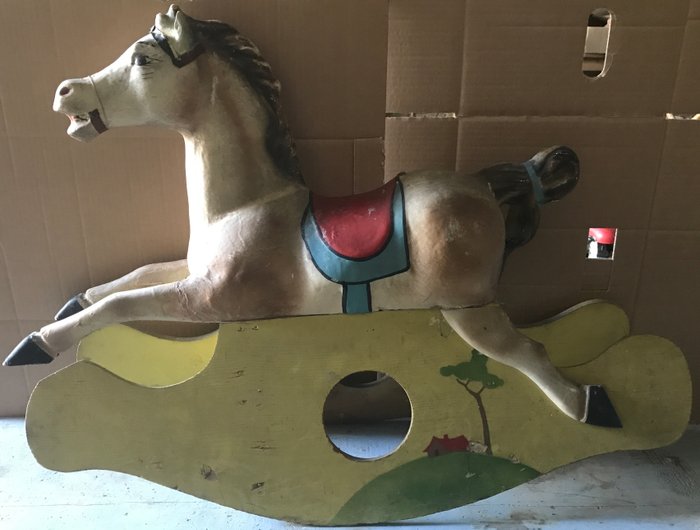 Antico cavallo a dondolo 
