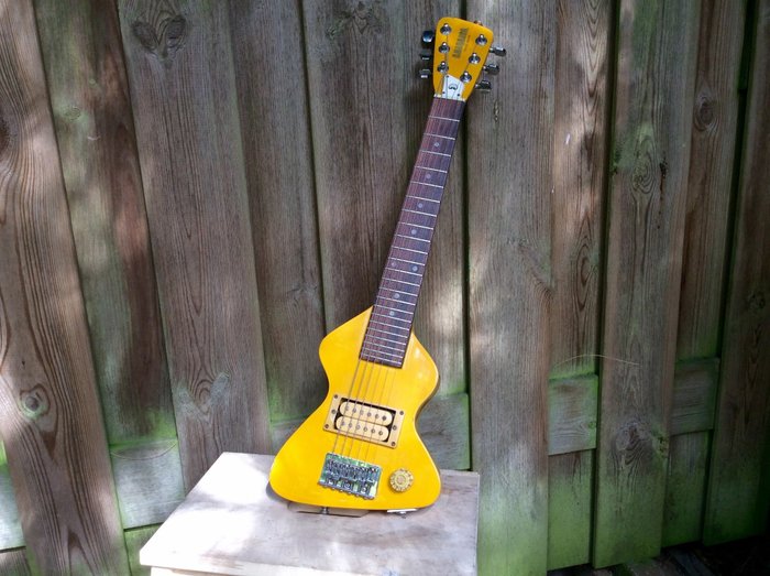 Hondo Chiquita Traveler Guitar - 1983