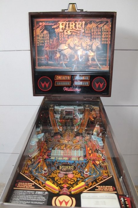 WILLIAMS FIRE Pinball machine in very nice condition