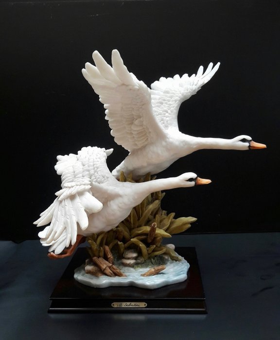 Very large Capodimonte sculpture, swans - Designer Sabatini