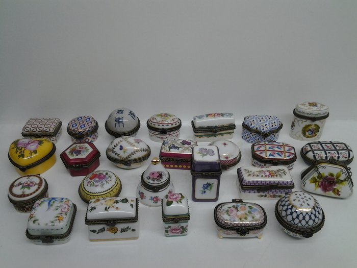  Lot de 25 anciennes boites à pilules en porcelaine art signé PA déco vintage collection