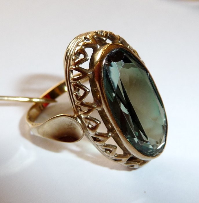 Ring in 8 K / 333 Gold - großer Ringkopf in Schiffchen-Form - grüner Stein