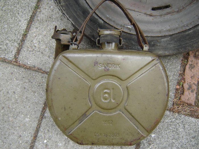 Round Sandrik Jerrycan with click system for in the spare wheel of your classic car