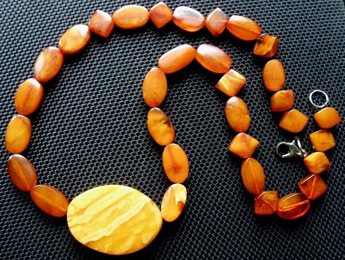 Antique Arabic Kahraman amber necklace butterscotch olives, weight 16.5g