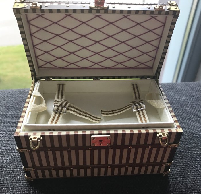 Louis Vuitton - Malle Courrier no 1888 - mini trunk jewellery box paper weight - VIP gift - Catawiki