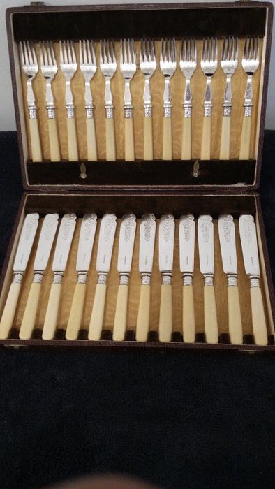 Walker & Hall.sheffield sterling silver ferrule cutlery set of12 knives &12 forks.silver plated boxed made in england.