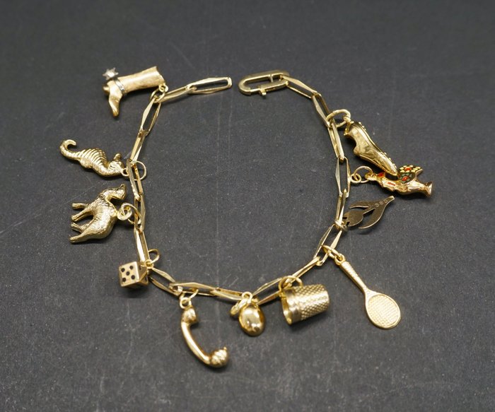 Gold bracelet with 11 gold charms