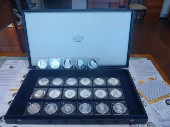 Nederland - Lot zilveren penningen thema Leve Oranje en het leven van Juliana 23 x 31,1 gram
