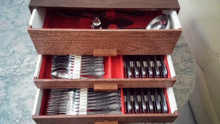 Complete 79 pieces cutlery case LOUIS XV POLIDA Massif in a good condition.