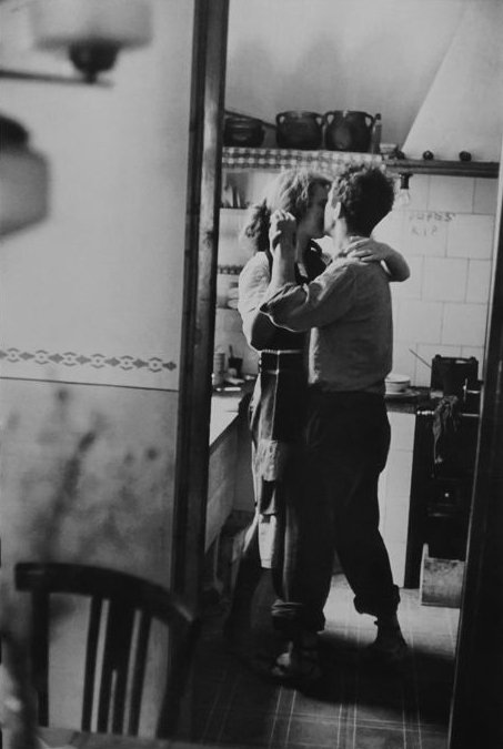 Elliott Erwitt (1928-)/Magnum Photos - Kissing Couple -  Valencia - Spain  - 1952