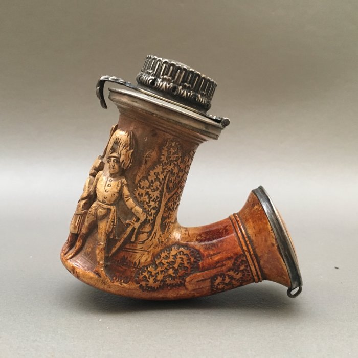 Viennese meerschaum pipe with silver fitments. Finely carved relief scene - Austro Hungary, ca. 1815