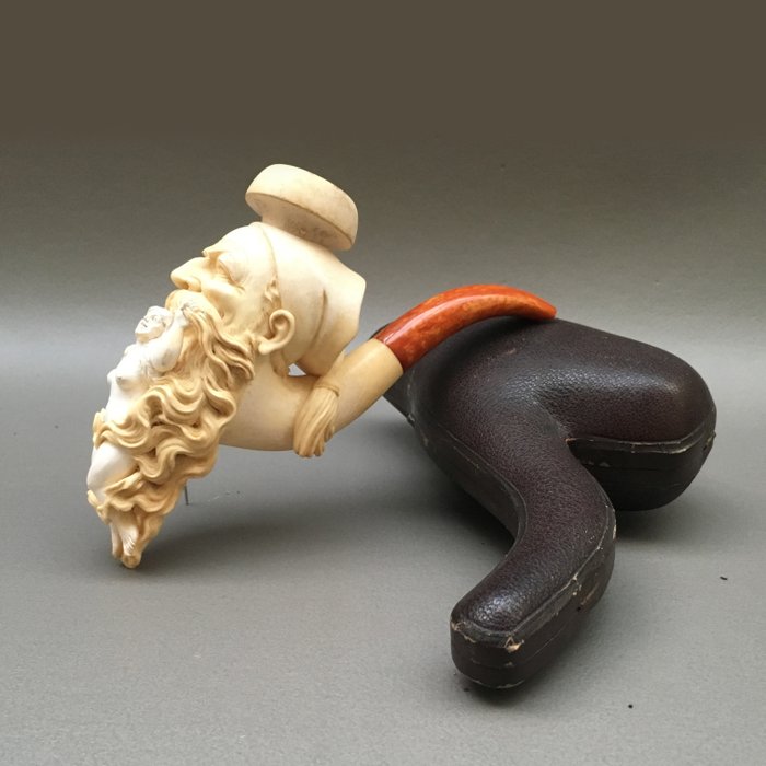 Exceptional erotic figural meerschaum pipe depicting a zouave with a nude in his beard - USA, ca. 1880