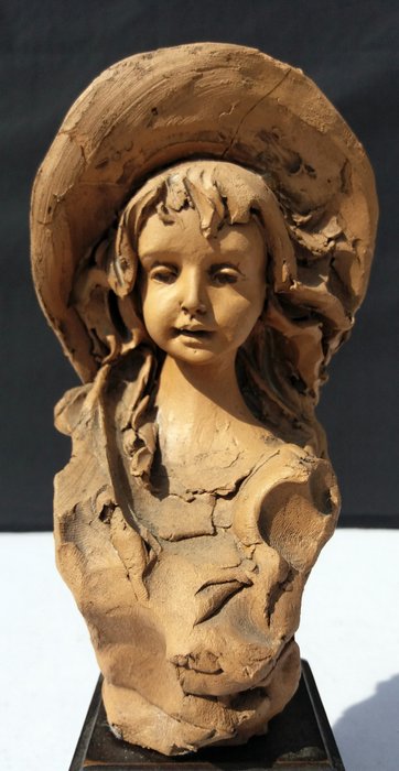 Sculpture of young woman with hat, unique copy - sculptor Nico Venzo, signed