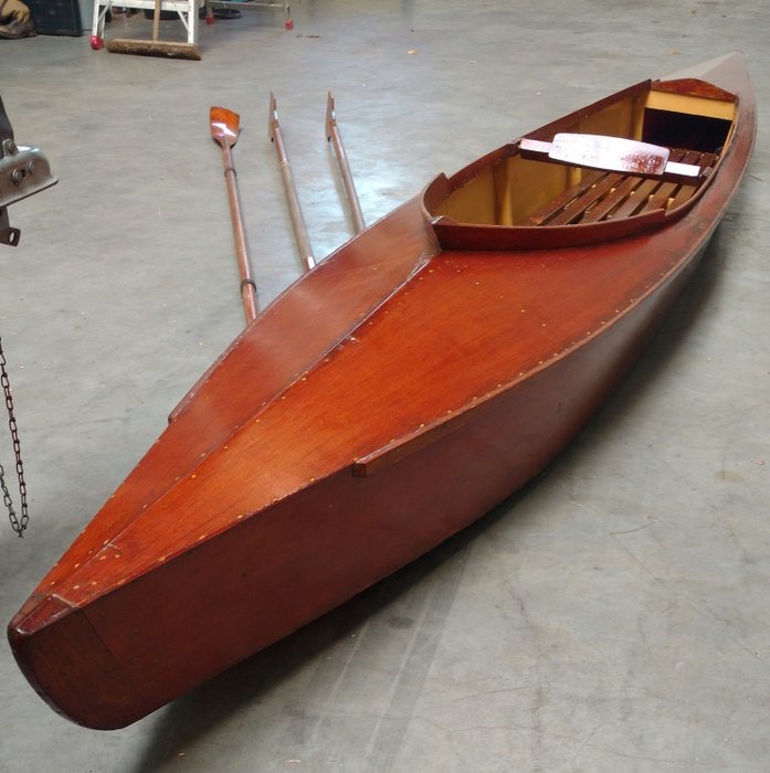 Canoë en bois, prêt à naviguer - années 1950