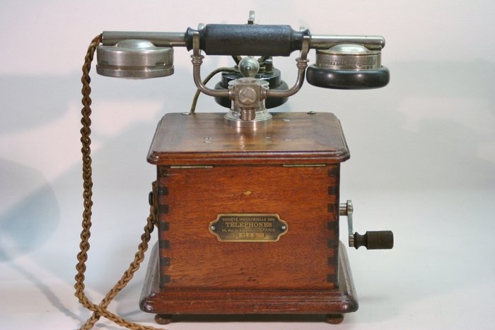 Antique French telephone ca 1910, in beautiful condition, fully restored