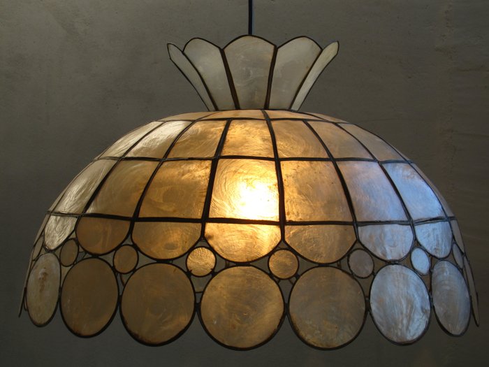 Very large Tiffany-style hanging lamp of mother of pearl in copper foil