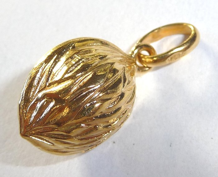 Pendant in shape of a nut/walnut made of 18 kt/750 gold for a necklace or charm bracelet, 3.7 g, 29 mm long