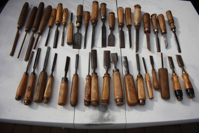 Lot of 37 antique branded wood chisels - Catawiki