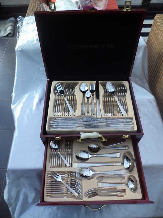 Cutlery case ‘la cuisiniere d'or' 72-piece gold plated finish