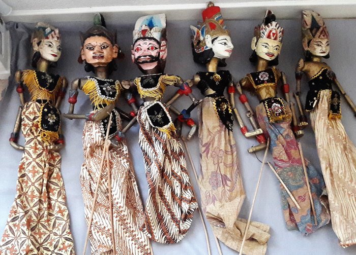 een serie van zes antieke Wajang poppen