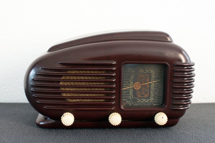 Vintage Tesla 308U “Talisman” tube radio