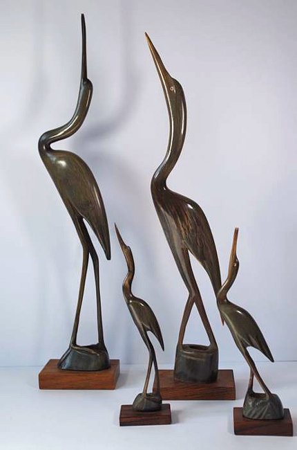 Unknown producer – 4 hand-carved modernist water buffalo horn crane figurines on a rosewood base
