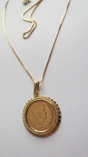 Gold fiver in pendant with necklace, marked 18 kt