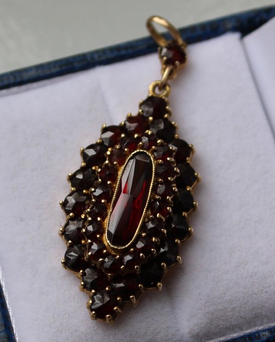MM: Freya pendant with Garnet