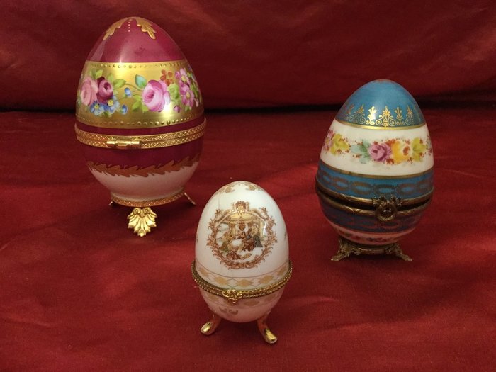 Limoges Francia, tre uova in porcellana policroma e oro decorate a mano, XX°