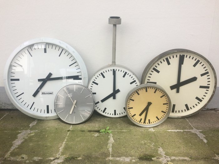 Lot of large clocks, railway station clocks, slave clocks - Moser Baer, Bodet,