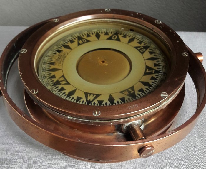 Observator Rotterdam - beautiful copper compass on a wooden holder