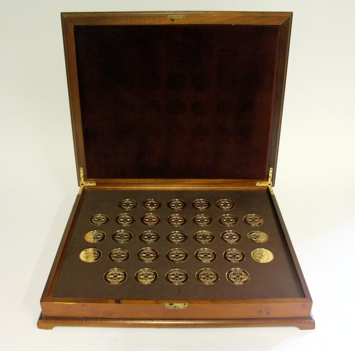 Complete works of Vermeer - 31 (plus 2) in gold on silver medals - in luxury wooden box
