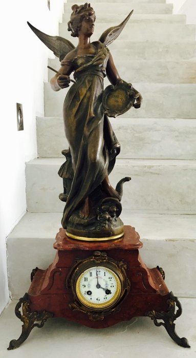 Louis Moreau (1855-1919) - Grande pendule en marbre avec sculpture en régule ou Zamak "Mutualité" - France . Fin 19eme