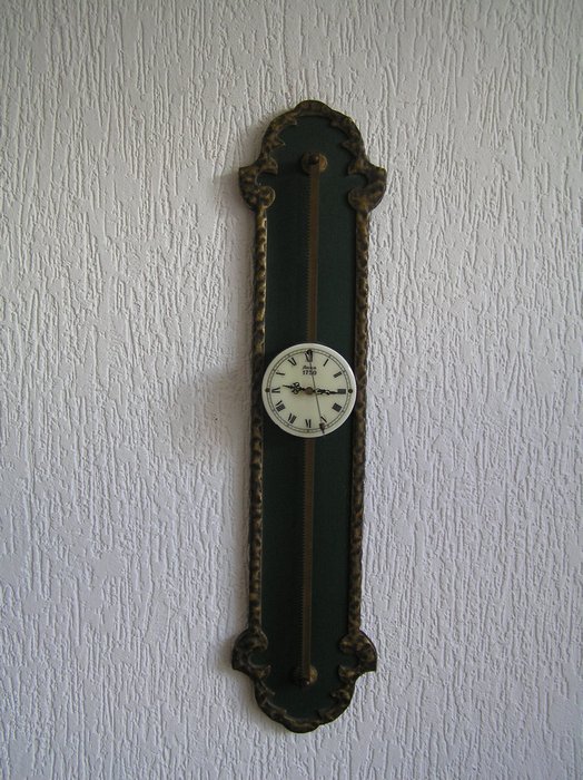 Saw clock – Late 20th century

