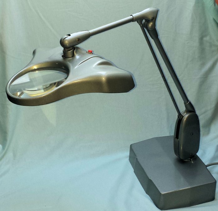 Dazor Floating fixture – Desk lamp with magnifying glass