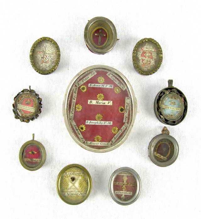 Collection of 10 reliquaries with relics of various saints - mainly from the 18th century