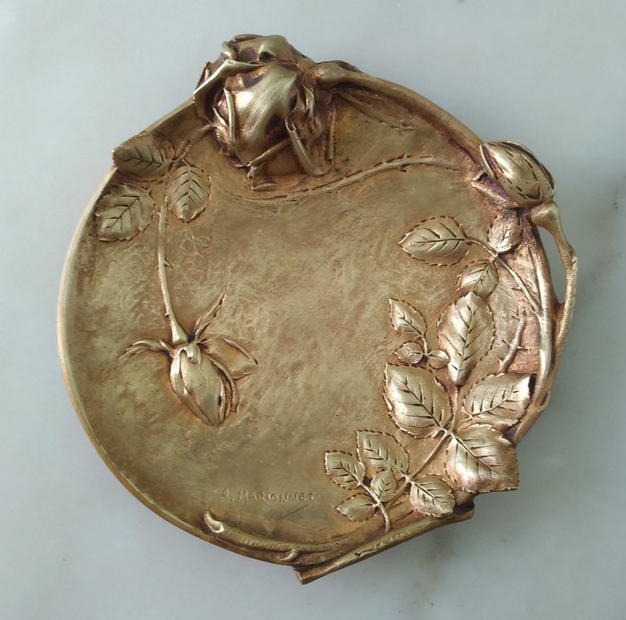Albert Marionnet (1852 - 1910) - Vide-poche rond en bronze à décor de roses 