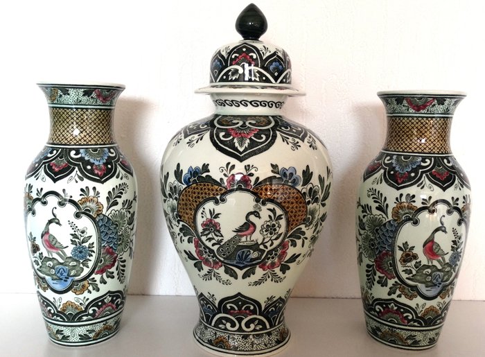 Cabinet set consisting of three porcelain Villeroy & Boch vases