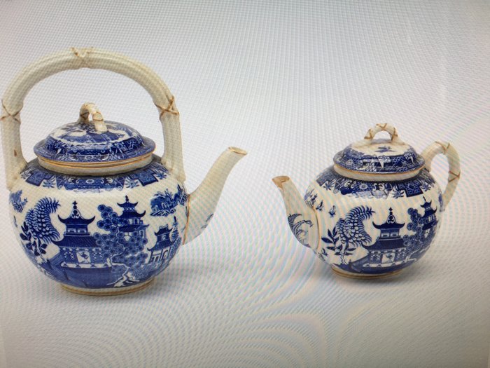 Worcester - 2 blue and white porcelain teapots with lid