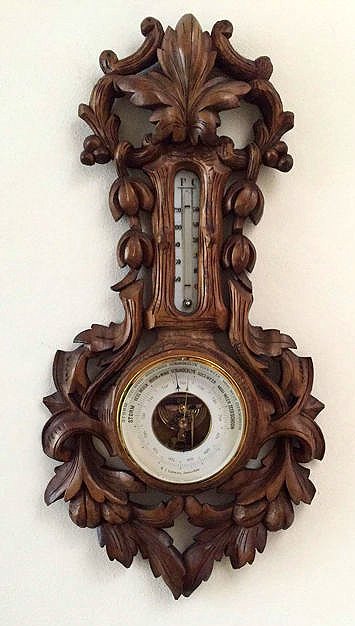 Een houten rijk gestoken barometer met thermometer - W.J. Lauwers, Amsterdam, Nederland, circa 1900