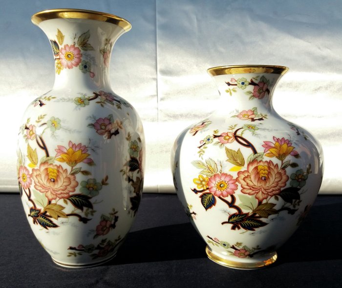 Lot of 2 porcelain vases painted with floral motifs - Royal Porzellan Bavaria - KPM Germany Handarbeit