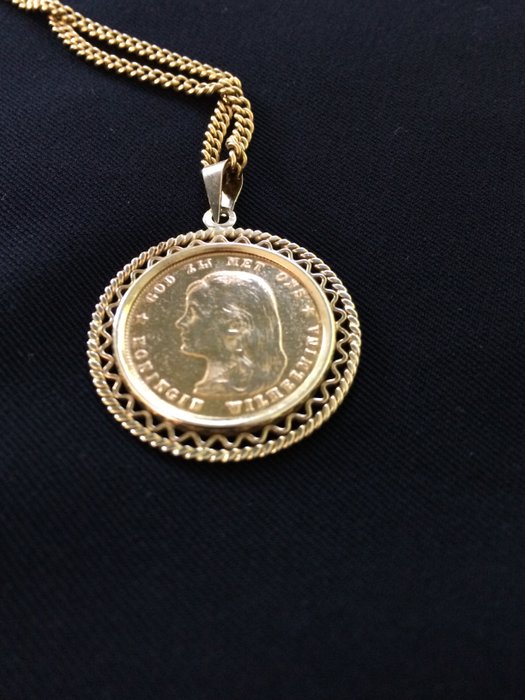 Gold necklace with a gold tenner (10-guilder-coin) in a pendant.