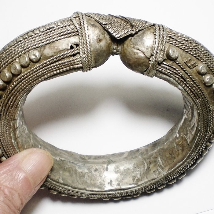 Vintage Yemenite / Rashaida bracelet in silver-coloured metal - from ...