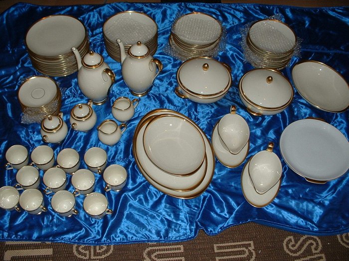 “Manufaktur Fürstenberg” with gold edge - 86-piece porcelain tableware set