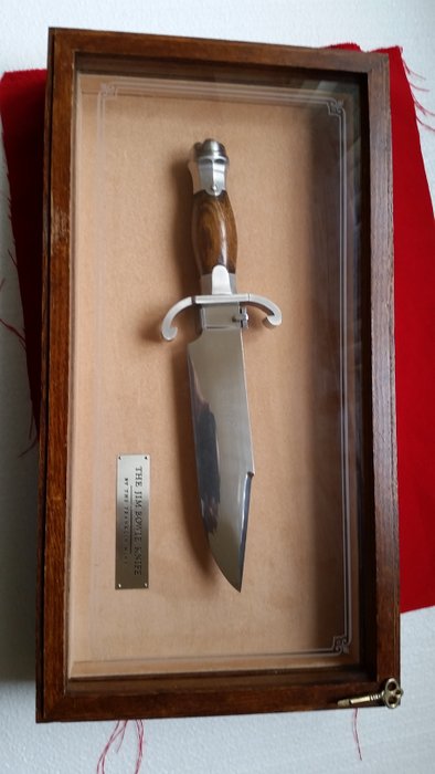Franklin mint The Jim bowie knife with display cabinet that can be locked