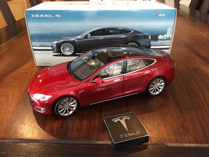 Tesla Motors - Scale 1/18 - Telsa S P85 - Red