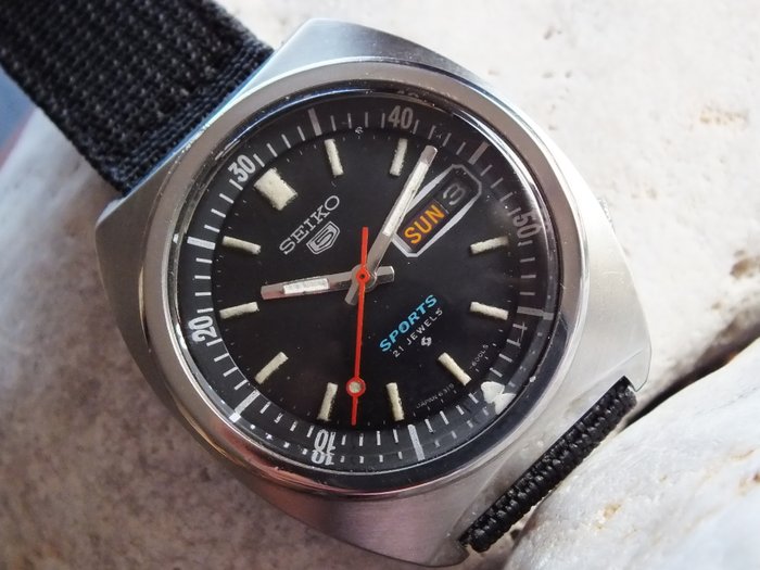 SEIKO 5 Sports (6309-8240) - Men's Automatic Wristwatch - Vintage Year 1980